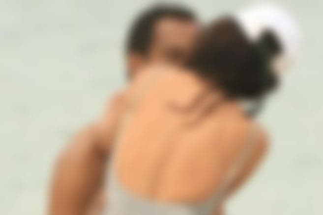 Atores globais são flagrados em momento bastante íntimo na areia da praia e geram dúvida sobre um possível namoro