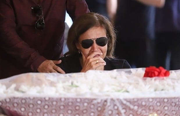 Cláudia Rodrigues vai a velório de Lúcio Mauro, beija o ator e declara: "O melhor comediante do país"