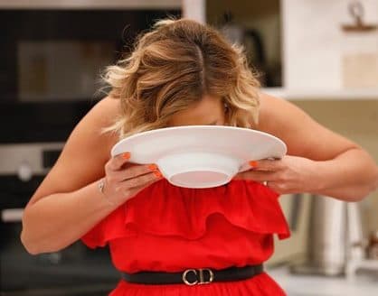 Apresentadora comete gafe em programa e serve comida estragada à jurado do MasterChef