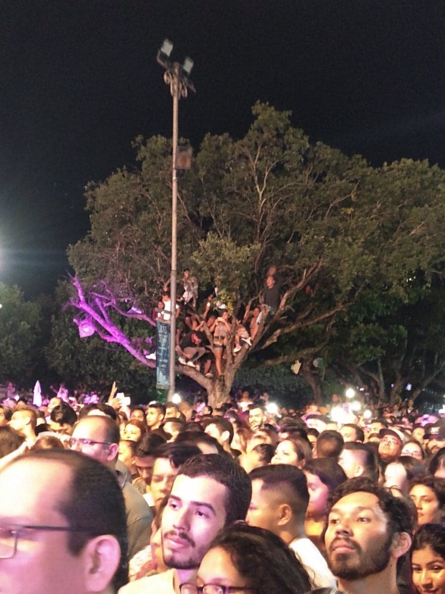 Marília Mendonça abandona show após sofrer atentado; público foge as pressas e imagens chocantes são divulgadas Foto: Reprodução Marília Mendonça abandona show após sofrer atentado; público foge as pressas e imagens chocantes são divulgadas Foto: Reprodução