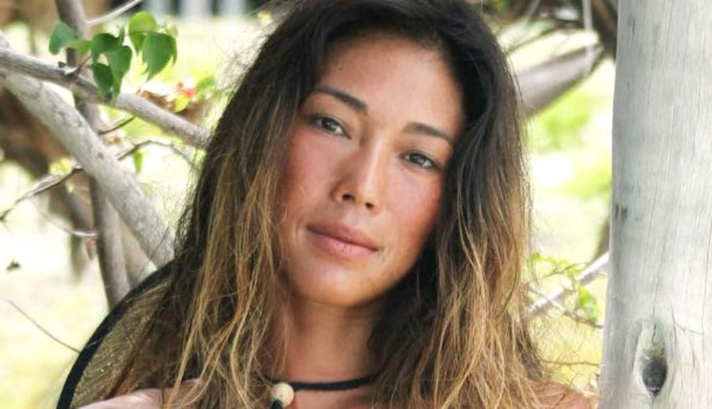 Danni Suzuki é flagrada completamente nua subindo em árvore e choca a todos; veja