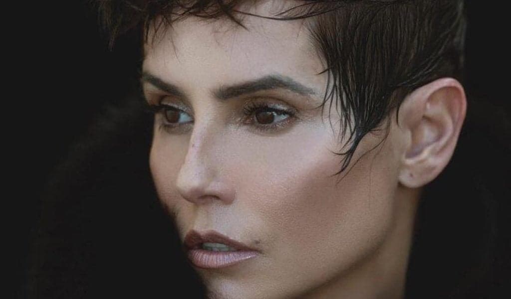 Após ficar internada, Deborah Secco surge com rosto completamente desfigurado e causa espanto