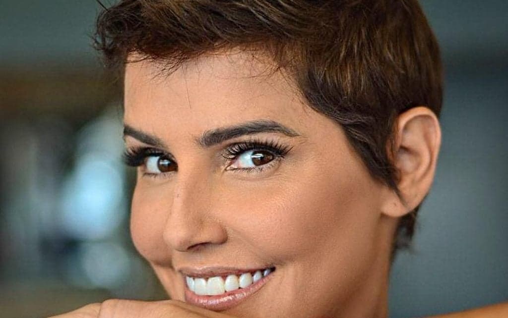 Deborah Secco divulga foto ousada, surge com roupa transparente, deixa seios à mostra e público reage perplexo
