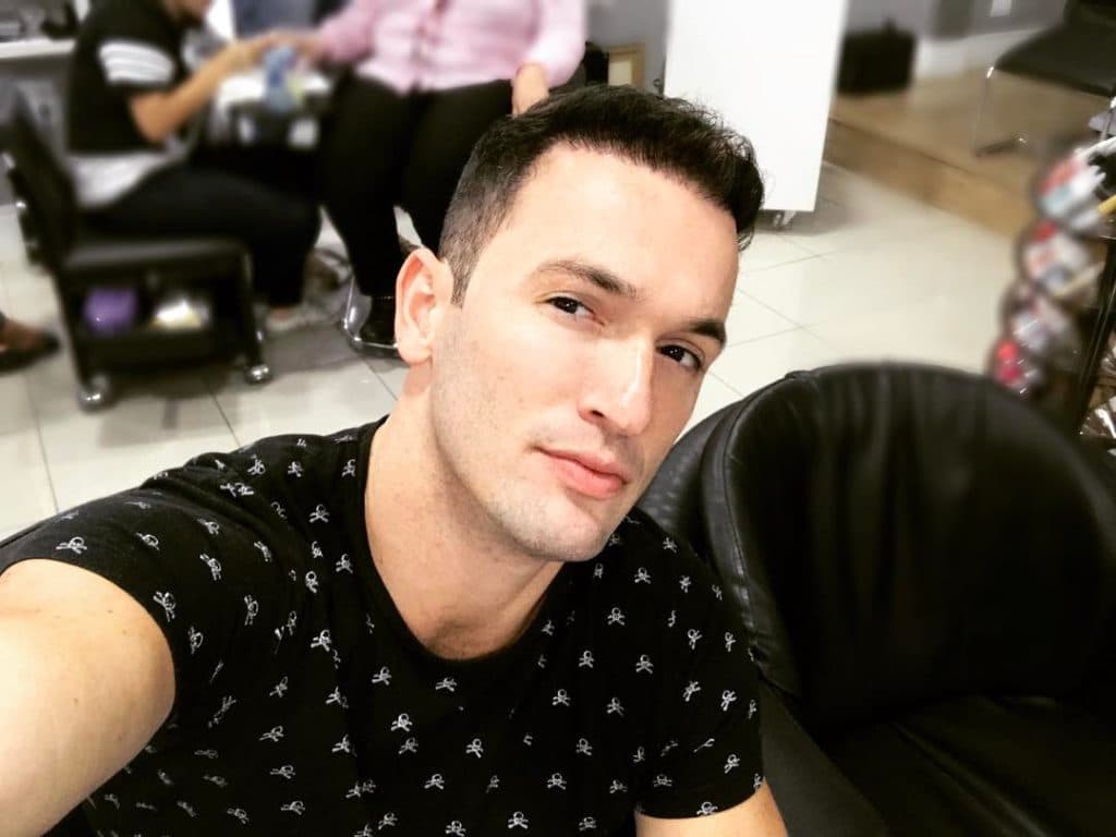 Diego Hypólito aparece pela primeira vez em público com o namorado gato após assumir homossexualidade