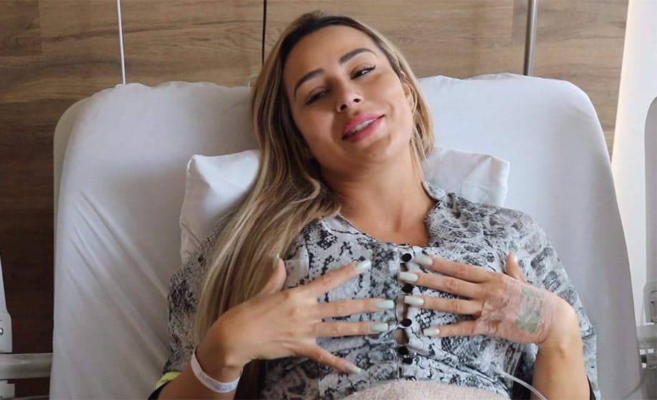 Ex-BBB, Letícia Santiago passa por procedimento cirúrgico nas partes íntimas e declara: "Presente para o maridão"