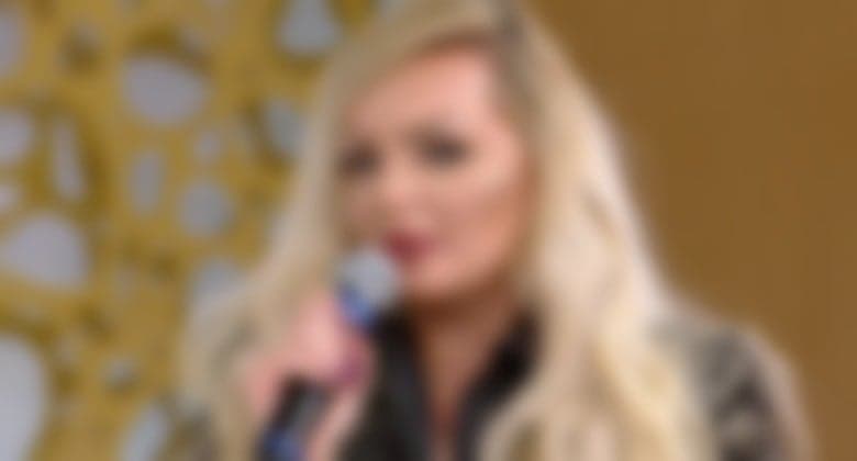 Cantora vai na TV, revela ter abandonado carreira por causa do marido e dispara: “Para o sucesso, não precisa se expor”