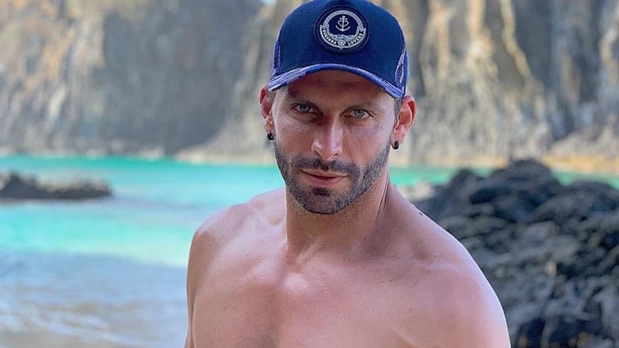 Henri Castelli abusa de sensualidade, se descuida e acaba mostrando demais