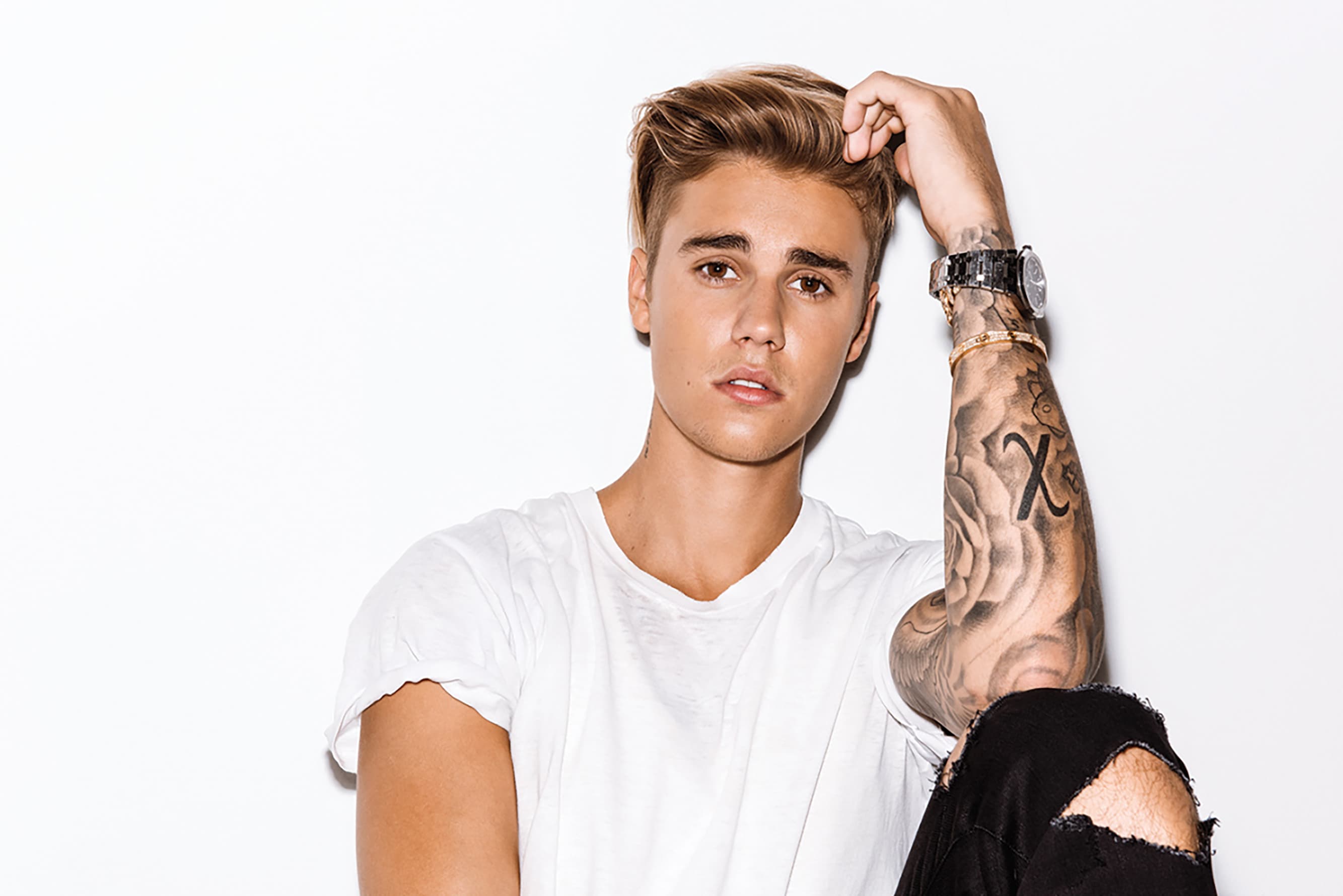 Justin Bieber é flagrado ajudando morador de rua (Foto: Reprodução)