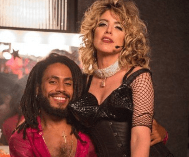 Verão 90: La Donna e Ticiano engatam romance e verdade vem à tona