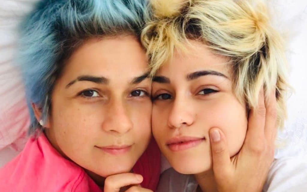Nanda Costa posa com a noiva, pede que fãs comentem a foto, mas repreende assunto: "Já tá batido"