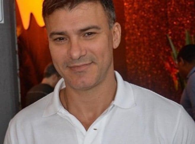 Leonardo Vieira é atacado por ser gay e dá resposta atravessada em fã preconceituosa
