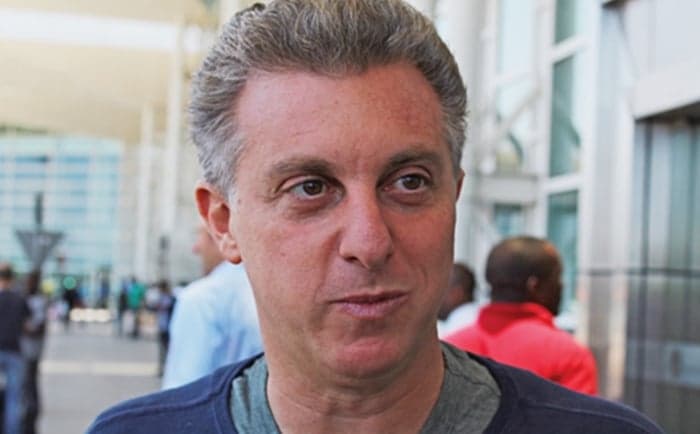 Fora da Globo, Luciano Huck humilha uma fã e dispara: "Mulher solteira e abandonada"