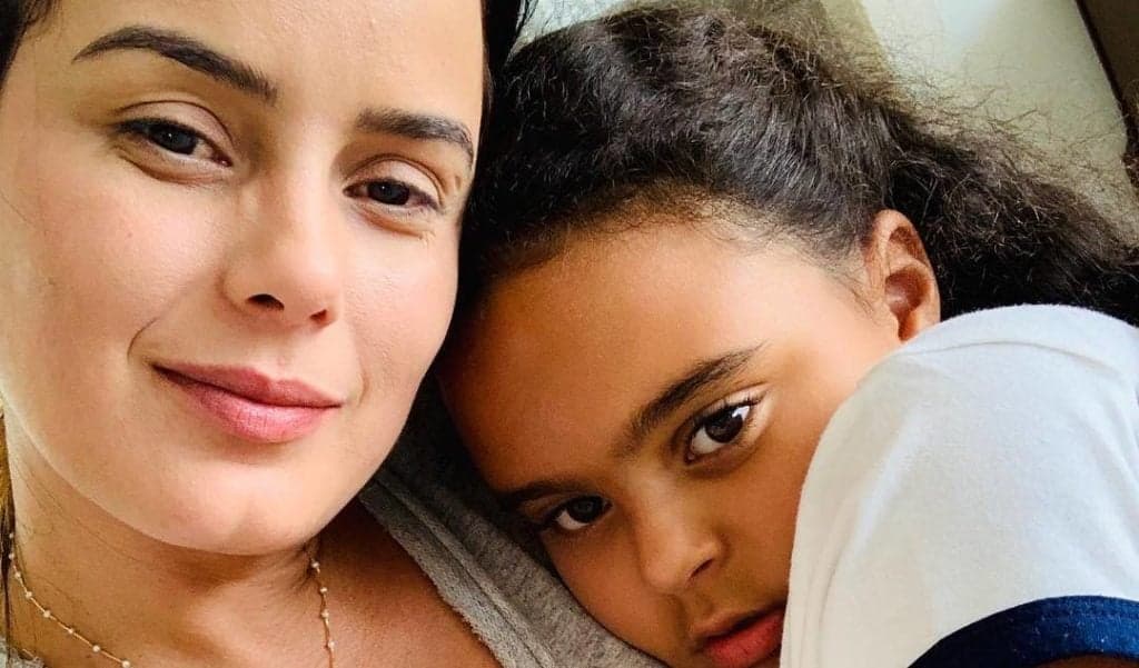 Irmã de Zezé Di Camargo admite ter errado com a filha pequena, surge aos prantos e desabafa: "Me senti culpada"