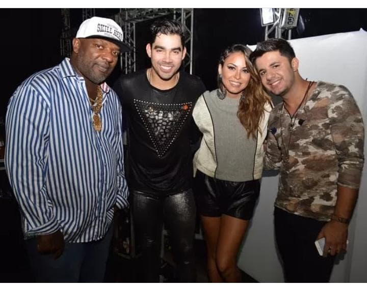 Após foto com cantores mortos viralizar,  Alinne Rosa desabafa e admite incerteza sobre sua vida