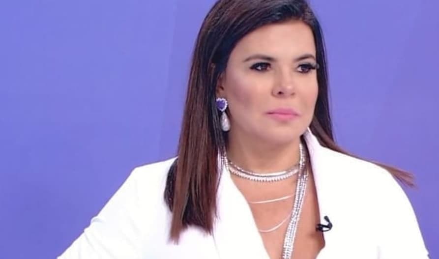 Mara Maravilha surge deslumbrante, detalhe chama atenção e fãs apontam Photoshop: "Não dá pra enganar"