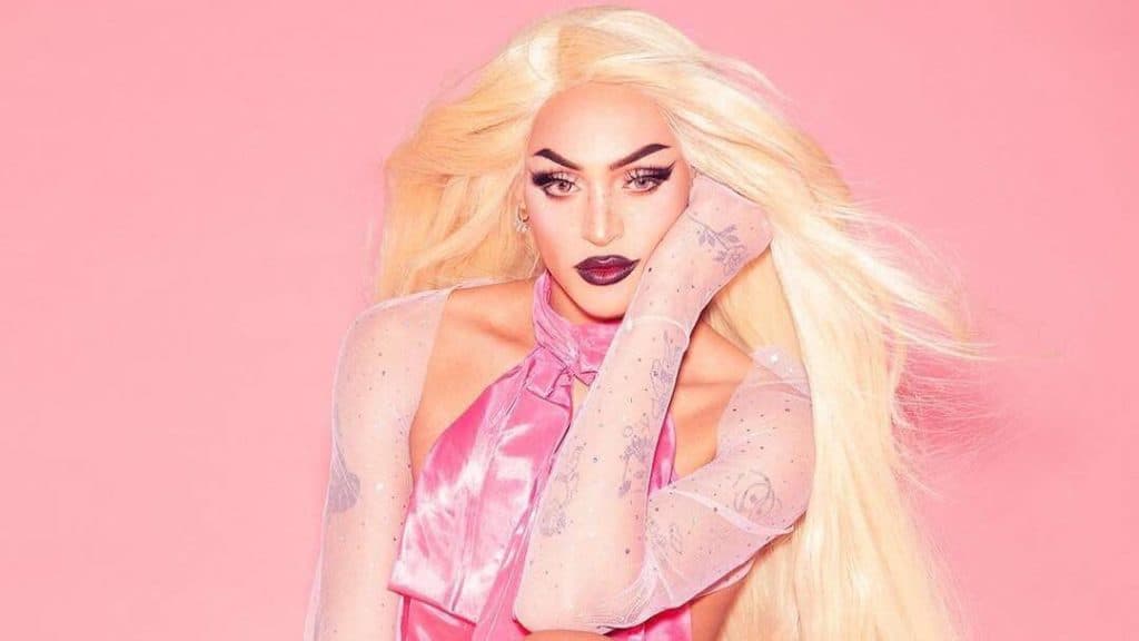 Pabllo Vittar aparece com o bumbum em foto e causa espanto em obra de arte