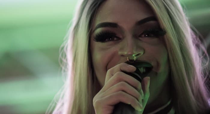Bombando no exterior, Pabllo Vittar choca com detalhes de novo single e emociona com passado sofrido