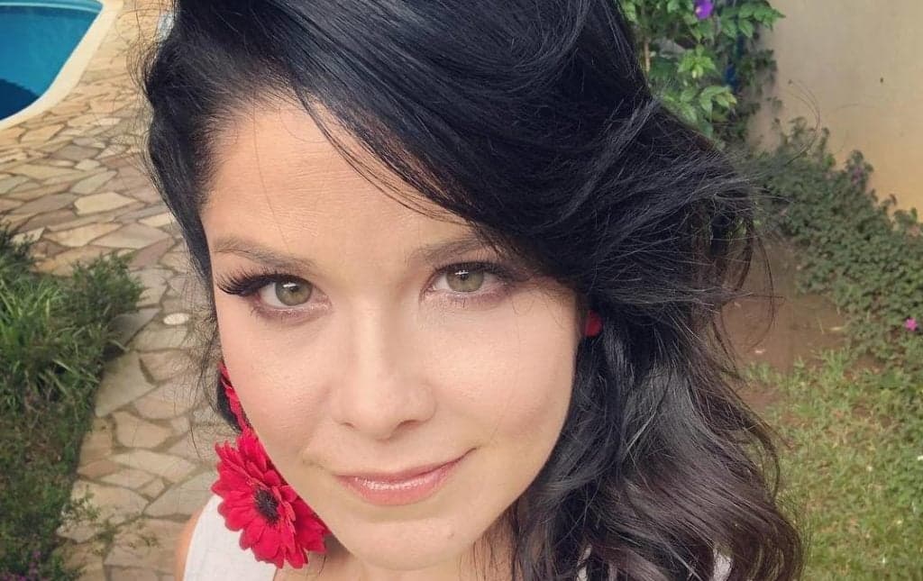 Samara Felippo causa e aparece completamente nua abraçada com outra atriz em foto