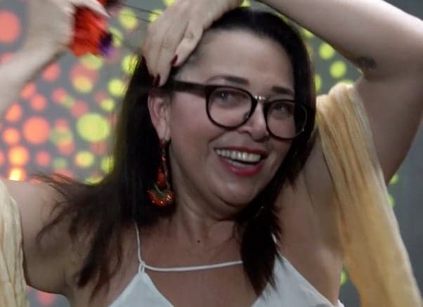 Com 53 anos, ex-BBB Tereza realiza ensaio sensual, faz pedido as mulheres e impressiona pelo corpo