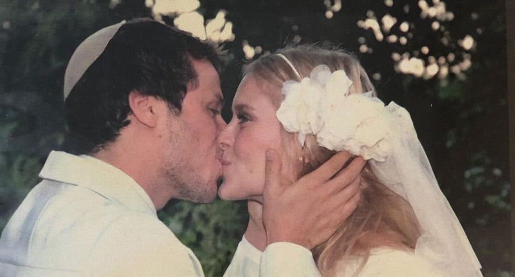 Carolina Dieckmann é massacrada após postar foto beijando o marido: "Sabe nem fingir"