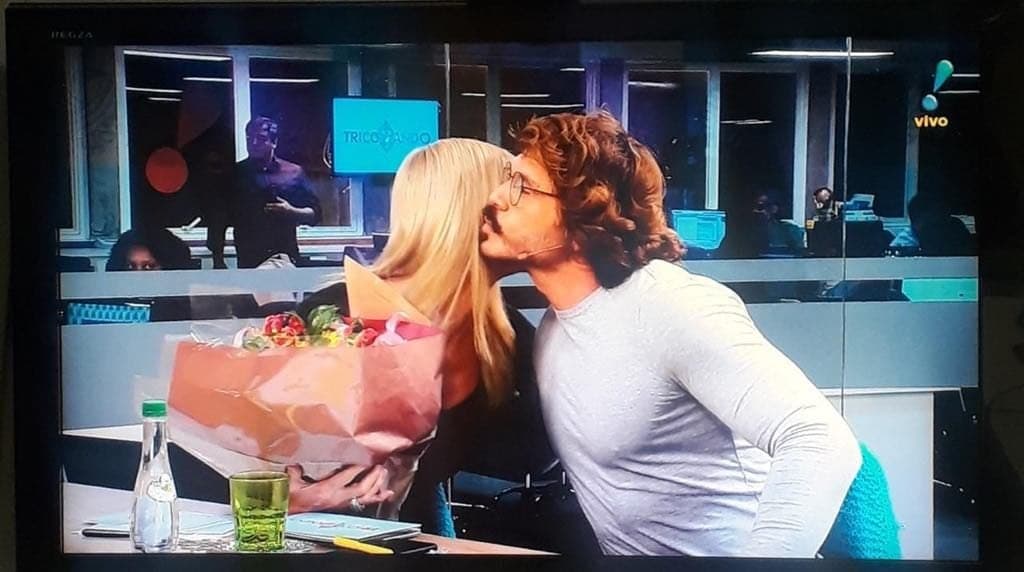 Após barraco na RedeTV!, apresentador é obrigado à entregar flores à Val Marchiori e diz: "Tenho caráter"