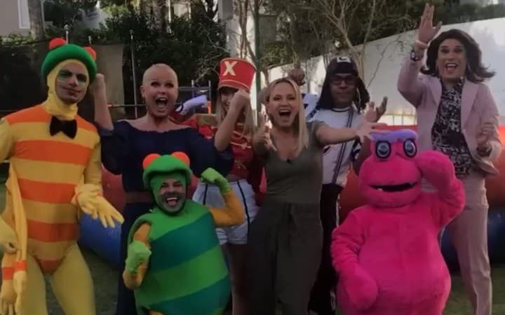 Xuxa vai para o SBT, afirma odiar Eliana, mas se encontra com rival em evento com ex-paquitas e mascotes