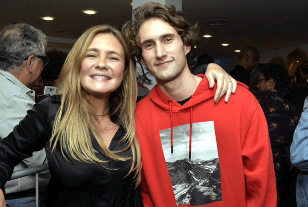 A atriz da Globo, Adriana Esteves e seu filho Felipe Ricca (Foto: Cristina Granato/ Divulgação)