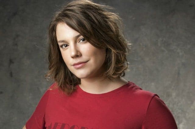 Atriz de Órfãos da Terra, Alice Wegmann aparece nua em revista, choca e se pronuncia