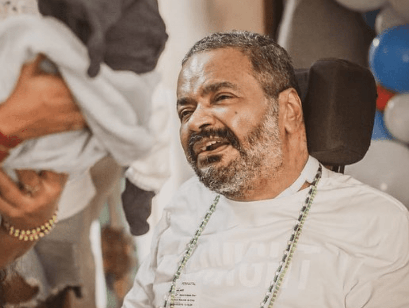Se recuperando de AVC, Arlindo Cruz segura o neto pela primeira vez e emociona a todos; veja