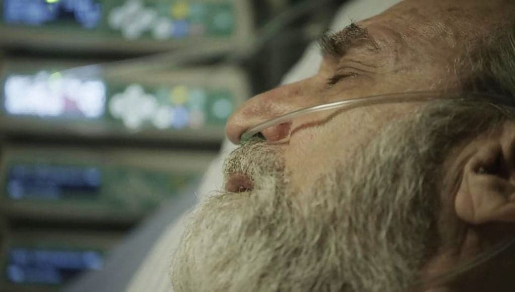 Órfãos da Terra: À beira da morte, Aziz tem encontro com Jamil e faz pedido chocante