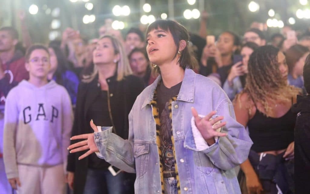 Após turbulência na vida, Bruna Marquezine se entrega a Jesus, é flagrada em show gospel e adota novo visual