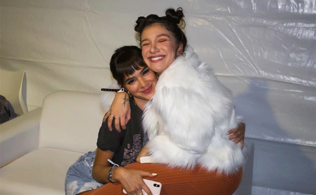 Bruna Marquezine prestigia show de Priscila Alcântara, é flagrada tendo atitude comovente com os fãs e chama atenção