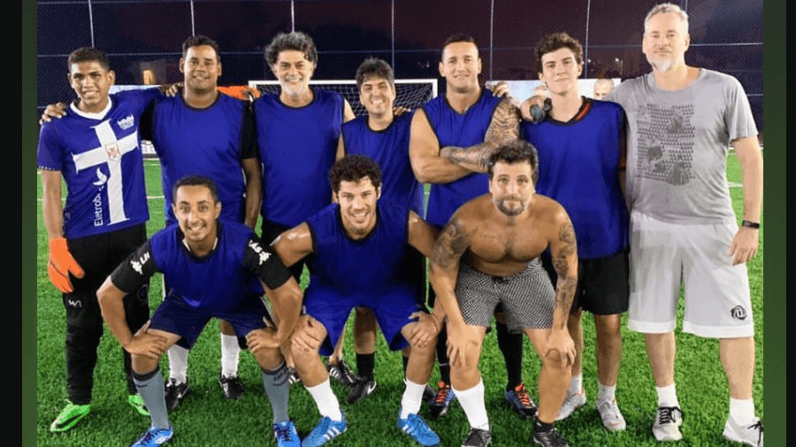 Bruno Gagliasso se reúne com elenco de O Sétimo Guardião para uma "pelada" e detalhe em foto chama atenção