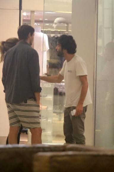 Caio Blat conversando com Adriana Esteves e Vladimir Brichta em shopping no RJ (Foto: AgNews) Caio Blat conversando com Adriana Esteves e Vladimir Brichta em shopping no RJ (Foto: AgNews)