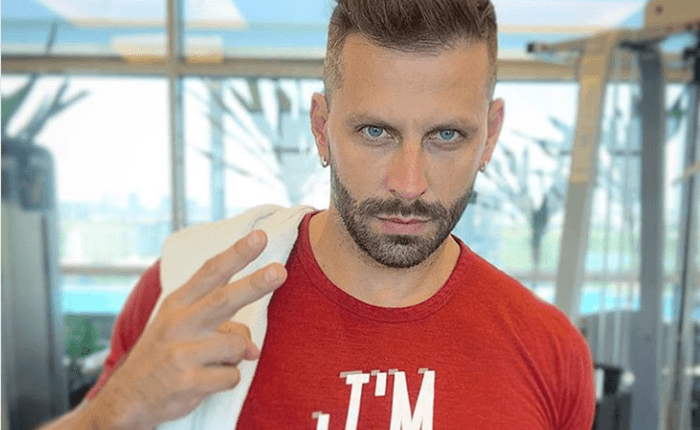 Morta! Henri Castelli surge com calça bastante apertada e acaba ressaltando "volume"