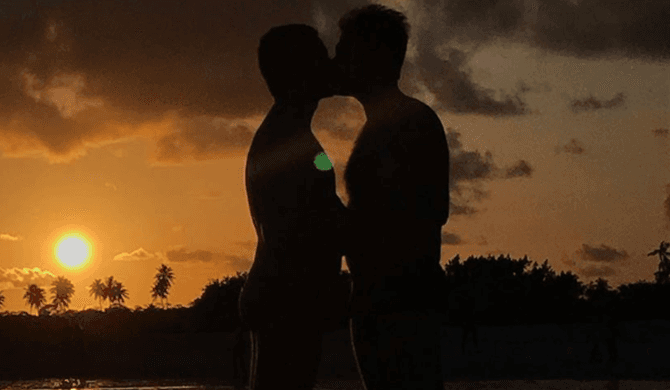 Jornalista gay da Globo comemora casamento com o marido: "De papel passado"