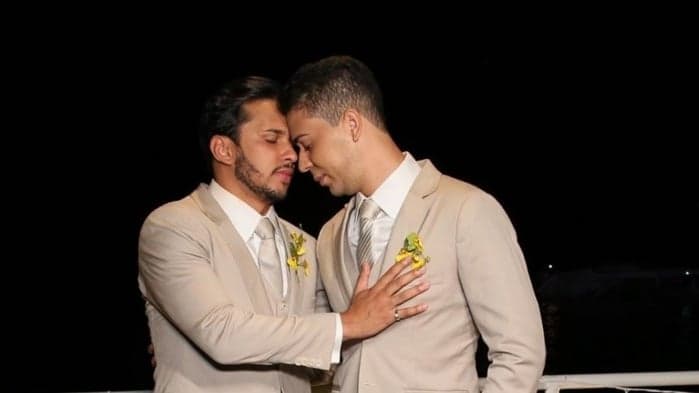 Carlinhos Maia rebate críticas e fala porque não beijou o noivo no casamento: "Nosso beijo é quentinho"