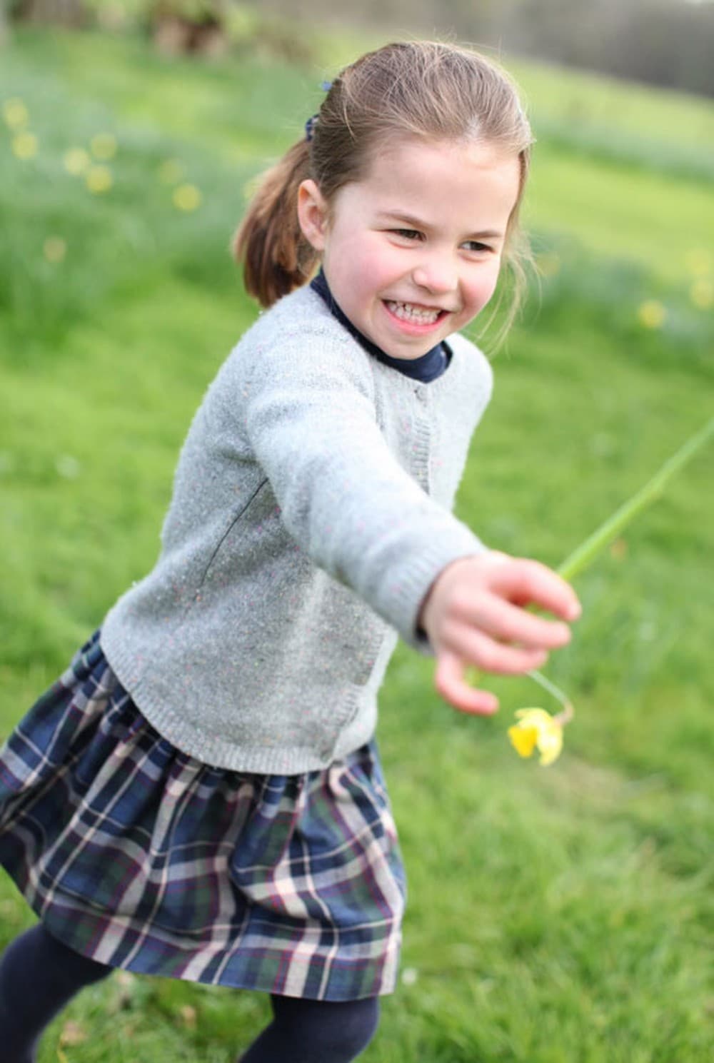 William e Kate Middleton, pais de Charlotte, fotografaram a filha no Palácio de Kensington em abril — Foto: Kensington Palace/ Twitter William e Kate Middleton, pais de Charlotte, fotografaram a filha no Palácio de Kensington em abril — Foto: Kensington Palace/ Twitter