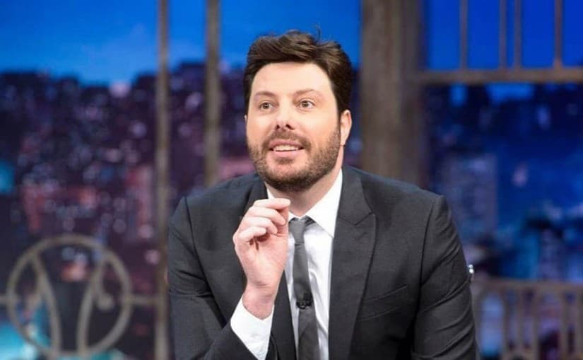 Danilo Gentili surpreende ao beijar convidado no The Noite