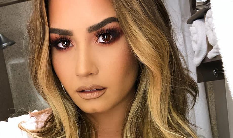 Após polêmica de aceitação, Demi Lovato posta fotos ousadas, faz legenda misteriosa e deixa público pasmo