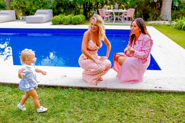 Sabrina Sato presenteia filha de Eliana com acessório inusitado e apresentadora revela o que acha da amizade 'forçada' entre as duas; confira