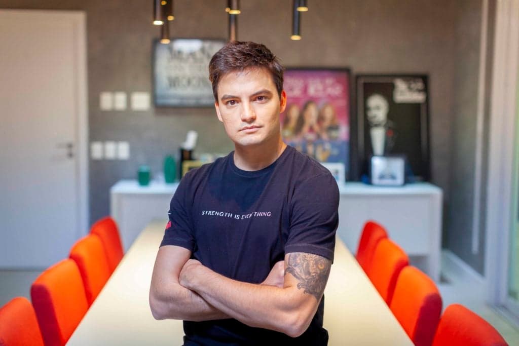Felipe Neto reclama da Netflix e é desmascarado publicamente pela empresa