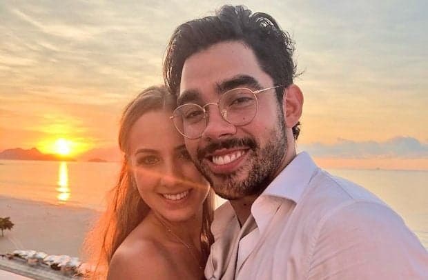 Karoline Calheiros, namorada de Gabriel Diniz, compartilha foto de voo e desabafa: "Tudo tão estranho"