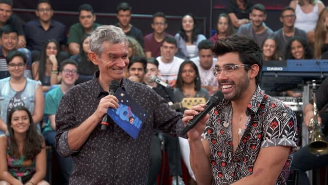 Serginho Groisman e Gabriel Diniz no Altas Horas na Globo (Foto: Globo/Divulgação)