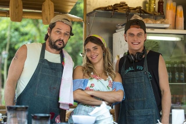 Carolina Dieckmann com Marcelo Serrado e Eduardo Speroni nos bastidores de O Sétimo Guardião (Foto: Globo/Estevam Avellar) Carolina Dieckmann com Marcelo Serrado e Eduardo Speroni nos bastidores de O Sétimo Guardião (Foto: Globo/Estevam Avellar)