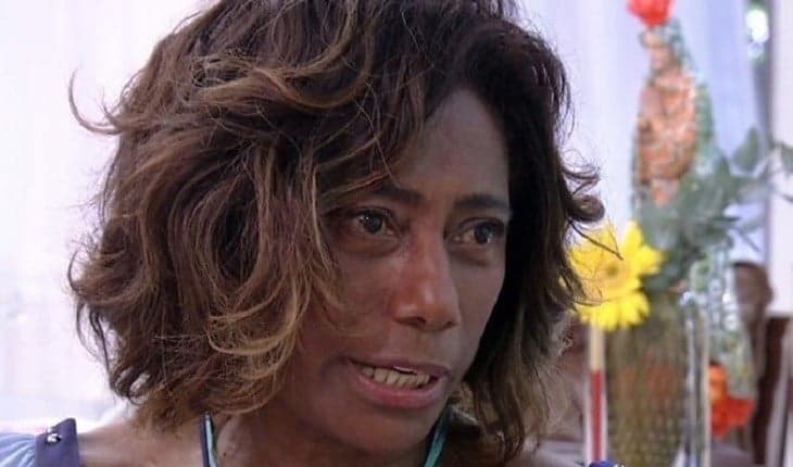 Gloria Maria tem retorno triunfal no Globo Repórter, imagens jamais vistas são divulgadas e apresentadora vira piada na internet