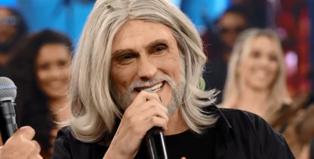 Hugo Bonemer quebra regra do Show dos Famosos, manda recado para a mãe e deixa público sem entender