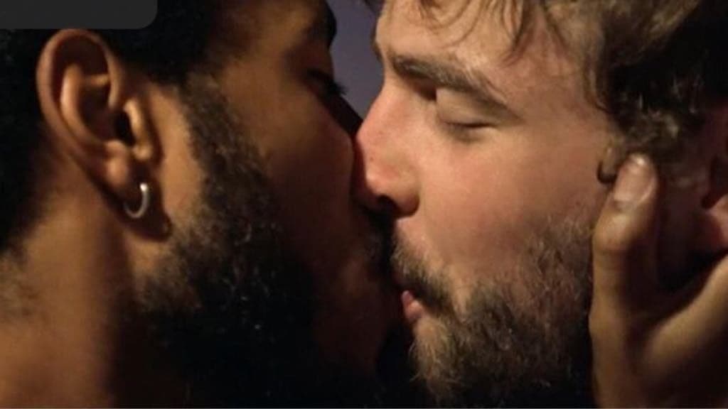 Após flagra de beijo gay, ator da Globo, Ícaro Silva responde aos comentários: "Parece romance"