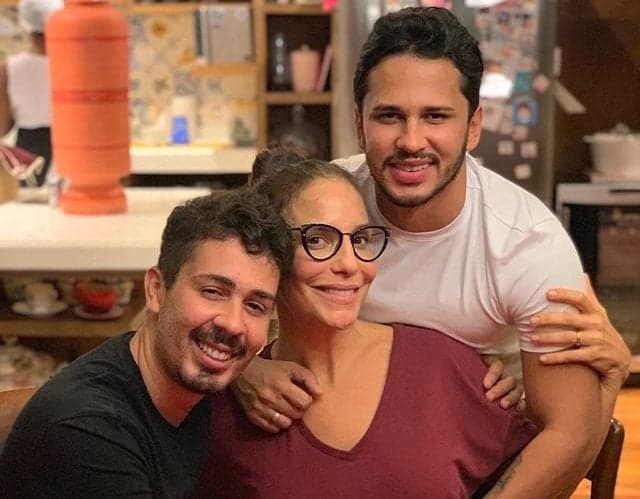 Carlinhos Maia vai jantar na casa de Ivete Sangalo, fica chocado com o filtro de barro e dispara:"Pobre igual a gente"