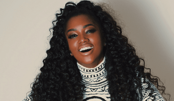 A cantora Iza fez uma piada com música de Paula Fernandes (Foto: Divulgação)